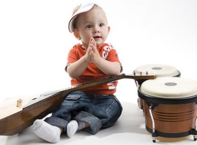 bébé avec des instruments de musique